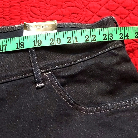 Lee with Flex Motion Capris - Picture 3 of 11